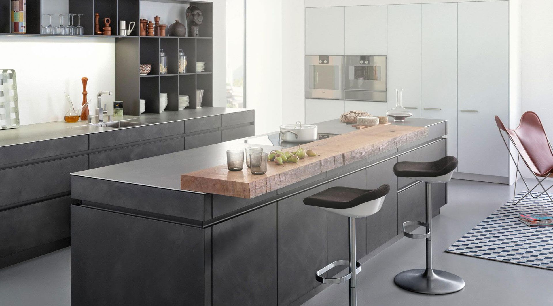 Eine Küche mit zwei Barhockern